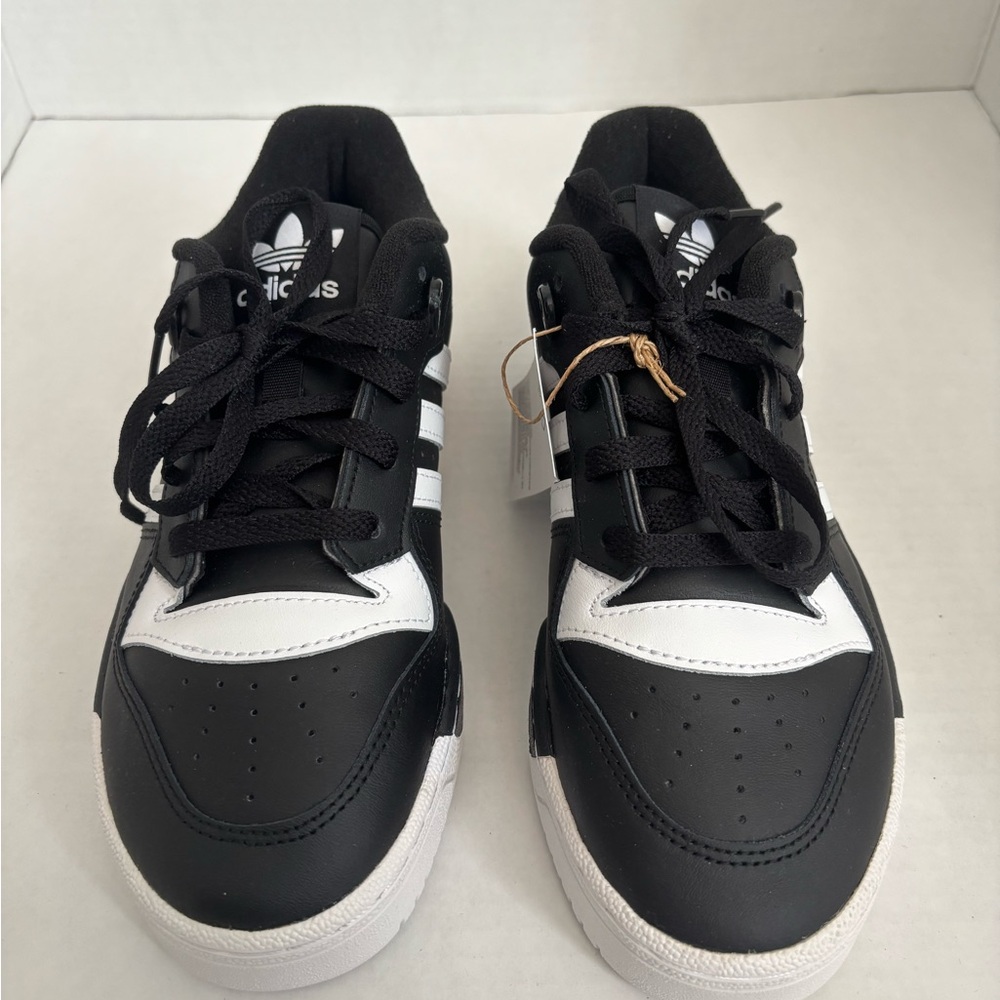 Adidas Rivalry Low Top. Size 5. Never worn.